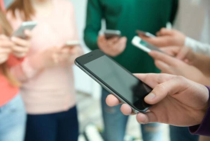 Как правильно заряжать смартфон, чтобы батарея служила дольше